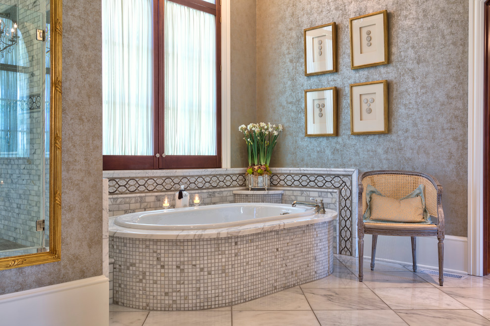 Klassisches Badezimmer mit Einbaubadewanne und grauen Fliesen in Sonstige