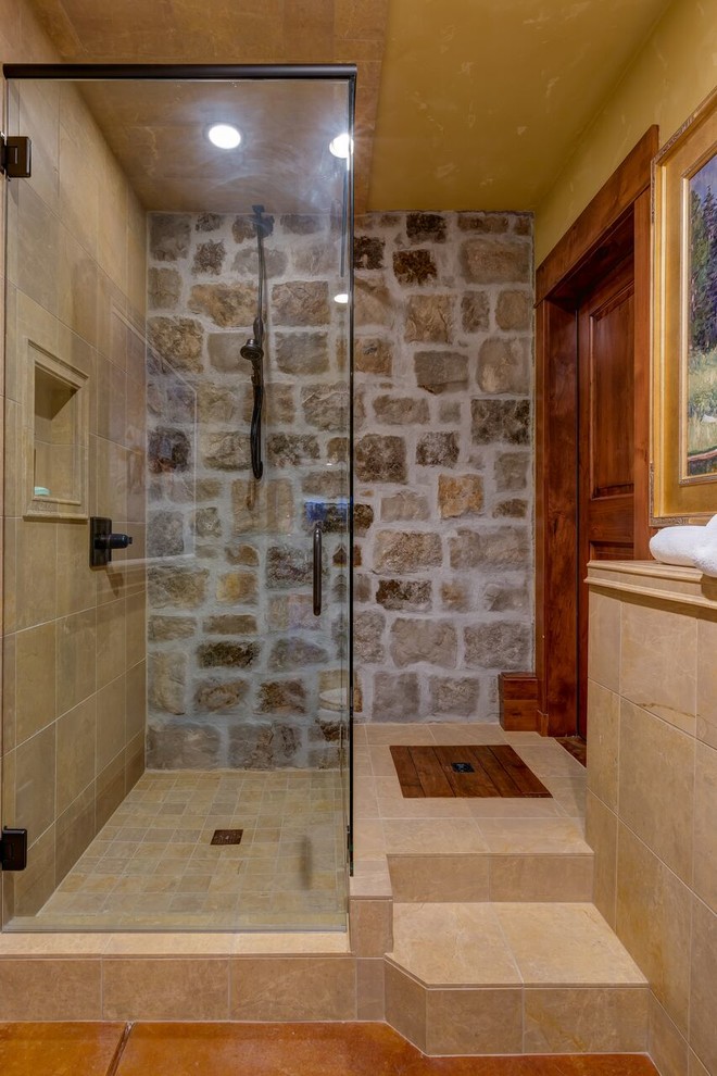Idéer för rustika badrum, med en dusch i en alkov, stenkakel, betonggolv och med dusch som är öppen
