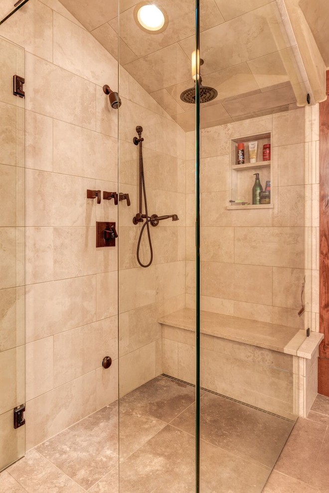 Bild på ett stort rustikt en-suite badrum, med luckor med profilerade fronter, skåp i mörkt trä, ett badkar i en alkov, en hörndusch, beige väggar, klinkergolv i keramik, ett nedsänkt handfat, beiget golv och dusch med gångjärnsdörr