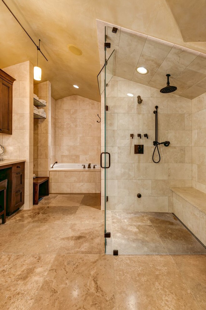 Idée de décoration pour une grande salle de bain principale chalet en bois foncé avec un placard à porte affleurante, une baignoire en alcôve, une douche d'angle, un mur beige, un sol en carrelage de céramique, un lavabo posé, un sol beige et une cabine de douche à porte battante.