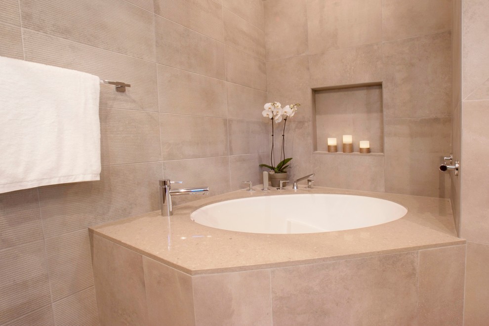 Inspiration för stora moderna en-suite badrum, med ett undermonterad handfat, skåp i mellenmörkt trä, en hörndusch, en vägghängd toalettstol, vit kakel, keramikplattor, beige väggar och klinkergolv i keramik