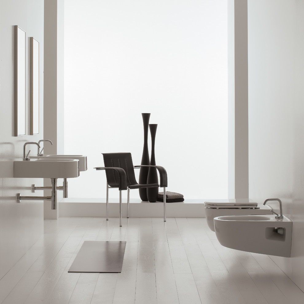 Idee per una stanza da bagno padronale minimalista di medie dimensioni con lavabo sospeso, nessun'anta, WC sospeso, pareti bianche e parquet chiaro