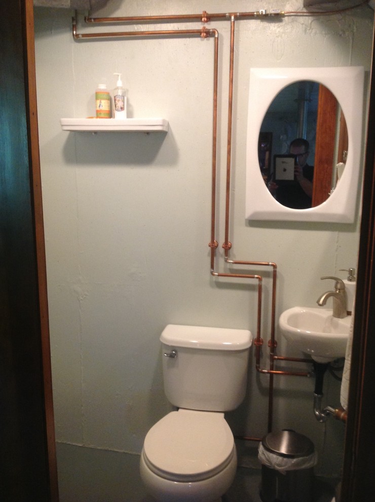 На фото: маленькая ванная комната в современном стиле с душем без бортиков, раздельным унитазом, зелеными стенами, бетонным полом и подвесной раковиной для на участке и в саду
