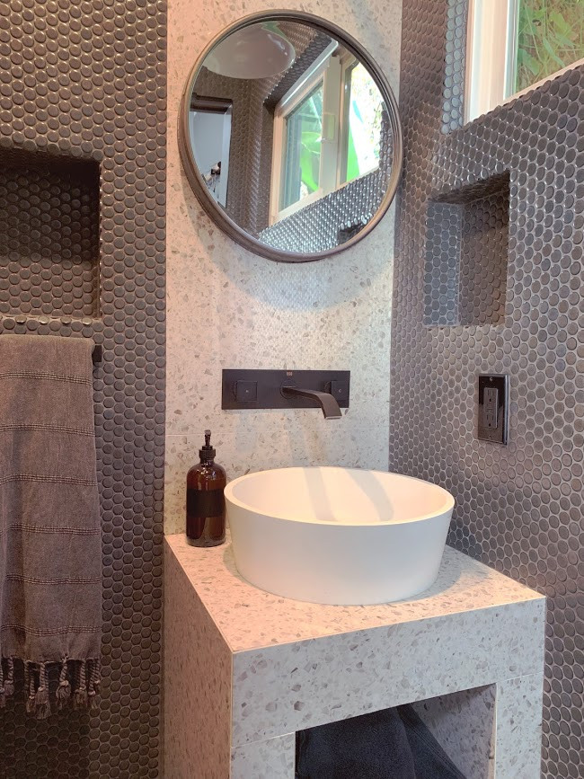 Imagen de cuarto de baño contemporáneo sin sin inodoro con armarios abiertos, sanitario de pared y ducha abierta