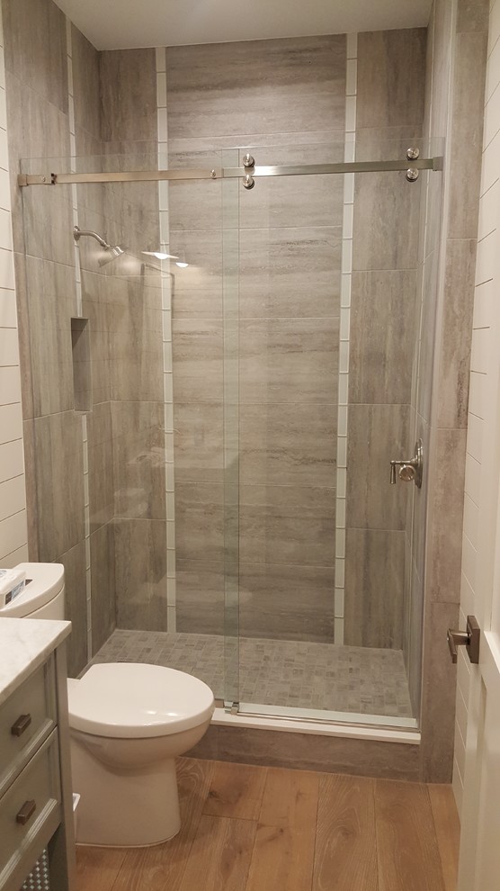 Свежая идея для дизайна: ванная комната в современном стиле с душем в нише и душем с раздвижными дверями - отличное фото интерьера