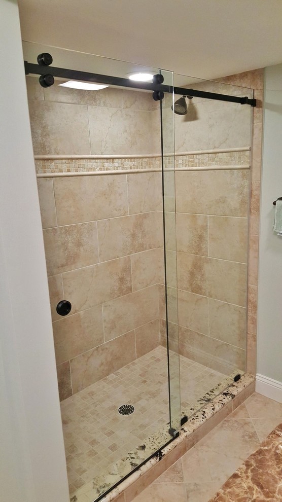 Modelo de cuarto de baño actual con ducha empotrada y ducha con puerta corredera