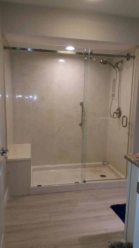 Idéer för ett modernt badrum, med en dusch i en alkov och dusch med skjutdörr