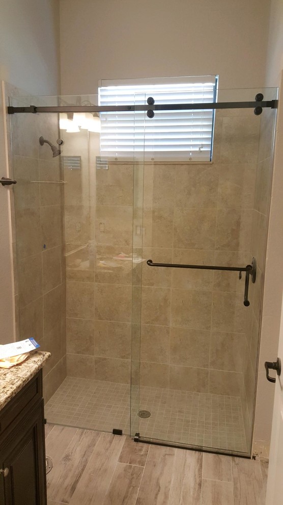 Foto på ett funkis badrum, med en dusch i en alkov och dusch med skjutdörr