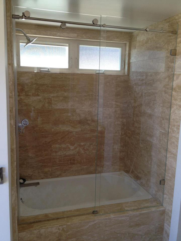 Exempel på ett litet modernt en-suite badrum, med ett piedestal handfat, ett fristående badkar, en öppen dusch, beige kakel, perrakottakakel, gröna väggar och klinkergolv i porslin