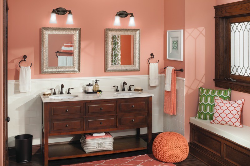 Idée de décoration pour une salle de bain tradition en bois foncé avec un lavabo encastré, un placard à porte shaker, un plan de toilette en marbre, un carrelage blanc et un carrelage métro.