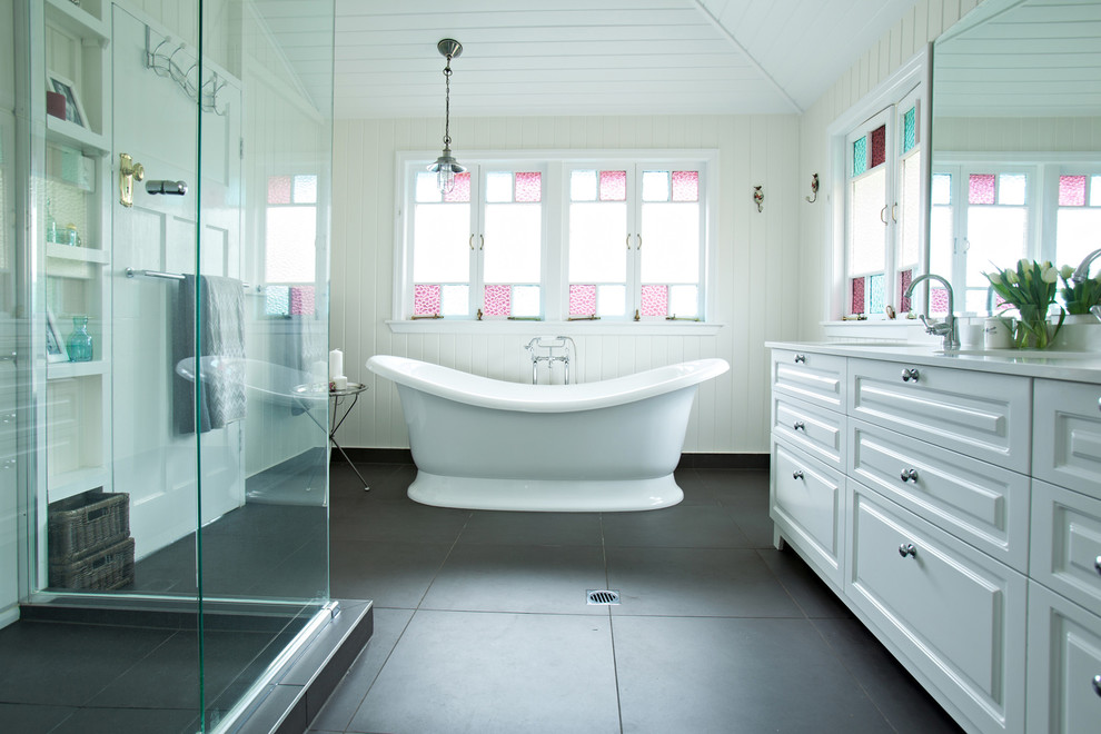 Diseño de cuarto de baño tradicional con ducha doble