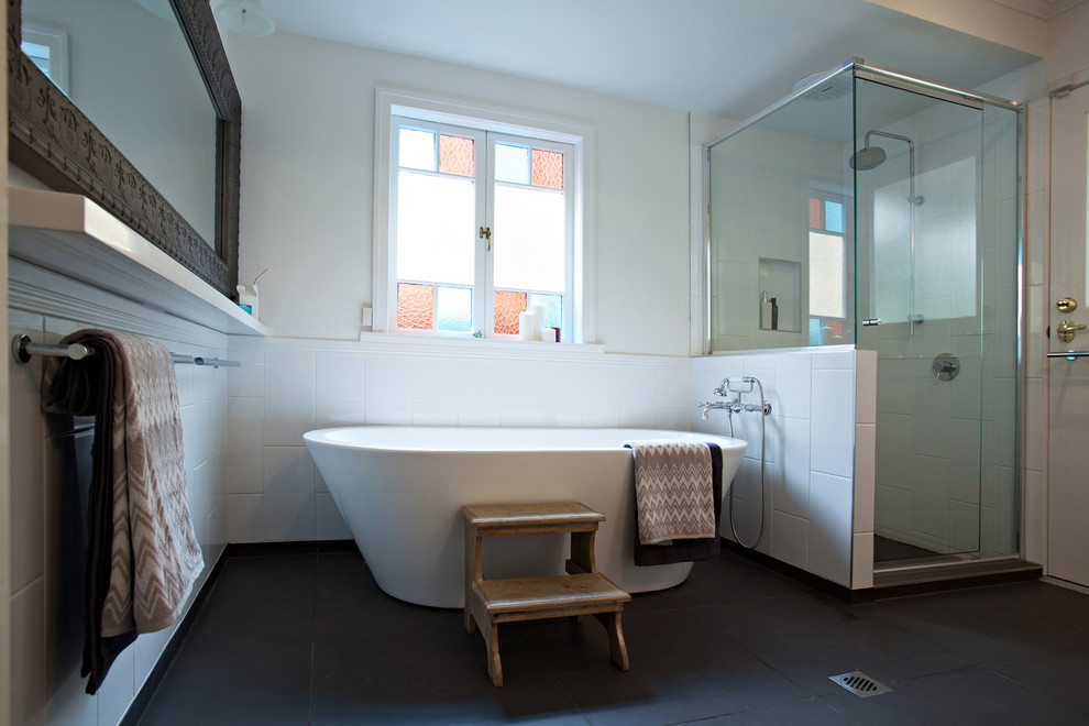 Imagen de cuarto de baño clásico con bañera exenta, ducha esquinera y baldosas y/o azulejos blancos