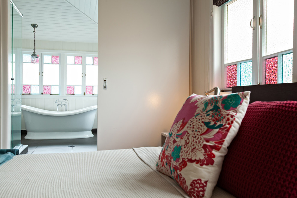 Стильный дизайн: ванная комната среднего размера в классическом стиле с отдельно стоящей ванной, угловым душем, белыми стенами и полом из сланца - последний тренд