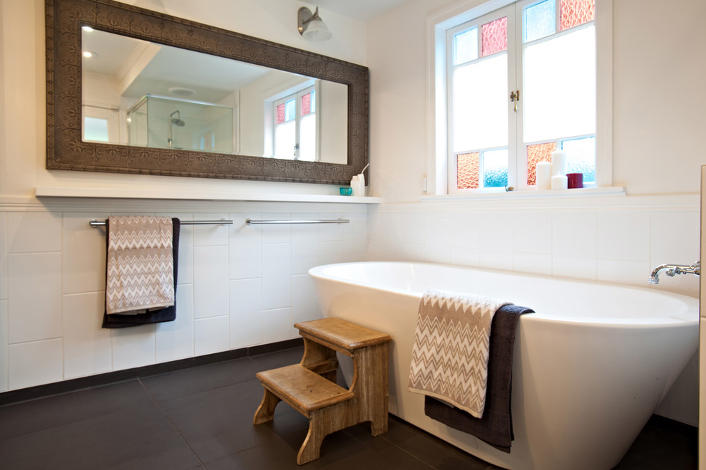 Immagine di una stanza da bagno tradizionale con vasca freestanding e piastrelle bianche