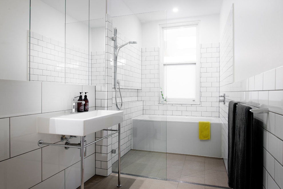 Idéer för ett modernt badrum, med ett platsbyggt badkar, en kantlös dusch, vit kakel, tunnelbanekakel, vita väggar, ett väggmonterat handfat, beiget golv och med dusch som är öppen
