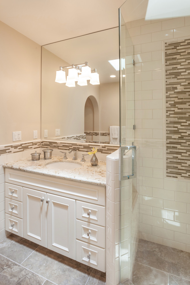Inredning av ett klassiskt badrum, med vita skåp, ett fristående badkar, en öppen dusch, beige kakel, vit kakel, tunnelbanekakel, beige väggar, klinkergolv i keramik, ett undermonterad handfat, granitbänkskiva, beiget golv och dusch med gångjärnsdörr