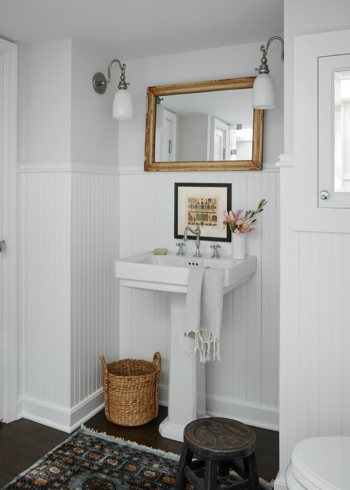 Inspiration pour une salle de bain traditionnelle de taille moyenne avec meuble simple vasque et meuble-lavabo sur pied.
