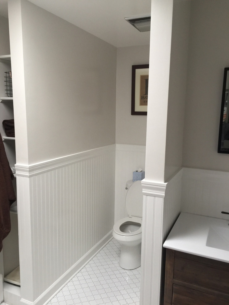 Foto på ett litet vintage vit badrum med dusch, med släta luckor, grå skåp, en dusch i en alkov, en toalettstol med separat cisternkåpa, vit kakel, tunnelbanekakel, ett undermonterad handfat och med dusch som är öppen