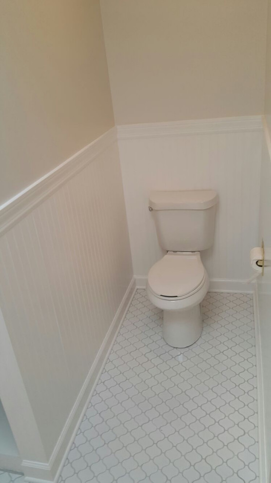 Свежая идея для дизайна: маленькая ванная комната в стиле неоклассика (современная классика) с плоскими фасадами, серыми фасадами, душем в нише, раздельным унитазом, белой плиткой, плиткой кабанчик, душевой кабиной, врезной раковиной, открытым душем, белой столешницей, нишей, сиденьем для душа, тумбой под одну раковину, напольной тумбой и панелями на стенах для на участке и в саду - отличное фото интерьера