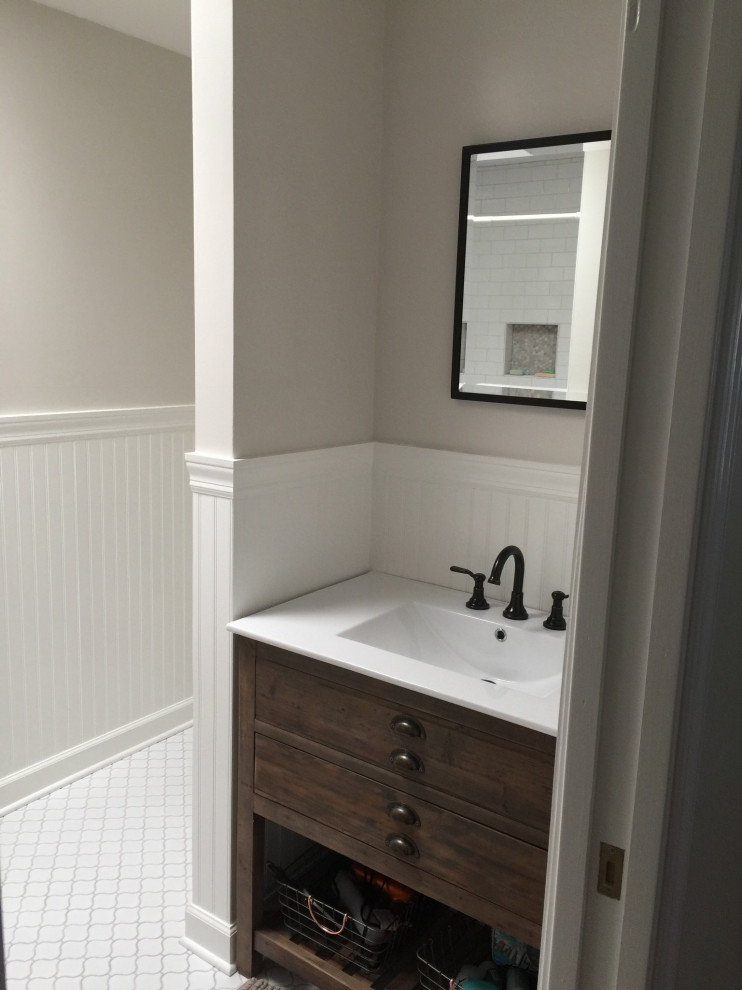 Idéer för små vintage vitt badrum med dusch, med släta luckor, grå skåp, en dusch i en alkov, en toalettstol med separat cisternkåpa, vit kakel, tunnelbanekakel, ett undermonterad handfat och med dusch som är öppen