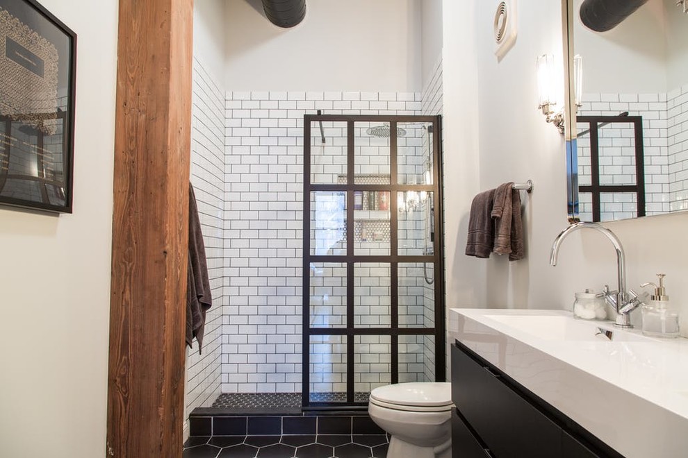 Idéer för ett mellanstort lantligt vit badrum med dusch, med släta luckor, svarta skåp, en dusch i en alkov, en toalettstol med separat cisternkåpa, vita väggar, klinkergolv i porslin, ett integrerad handfat, bänkskiva i kvarts, svart golv och med dusch som är öppen