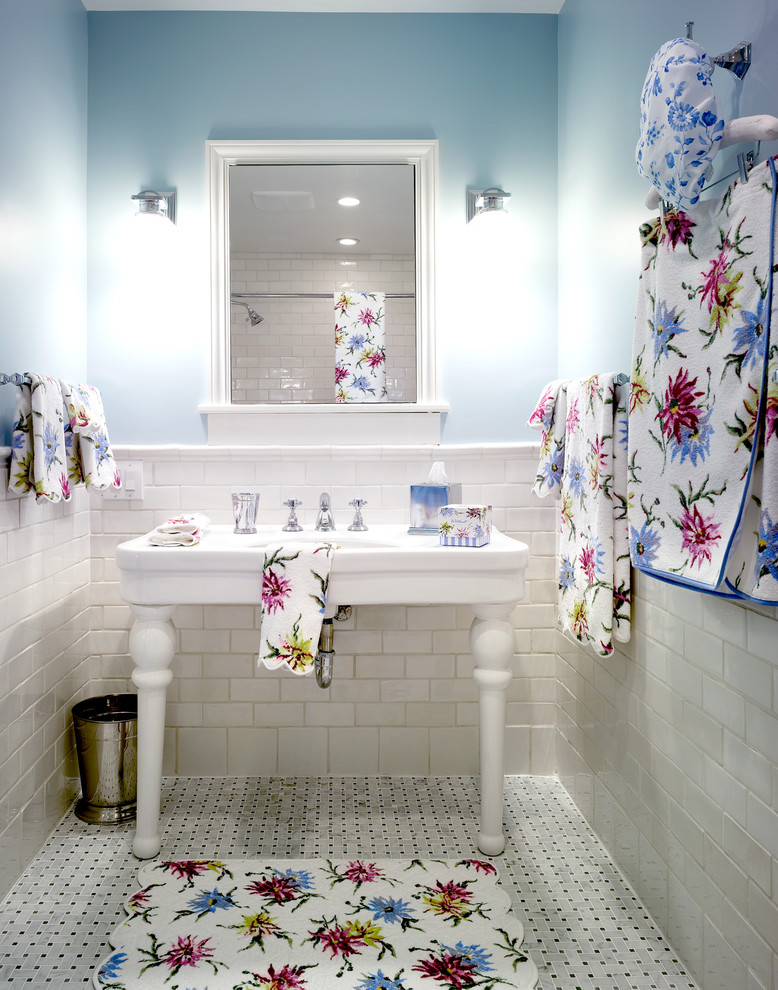 Diseño de cuarto de baño clásico con lavabo tipo consola y baldosas y/o azulejos de cemento