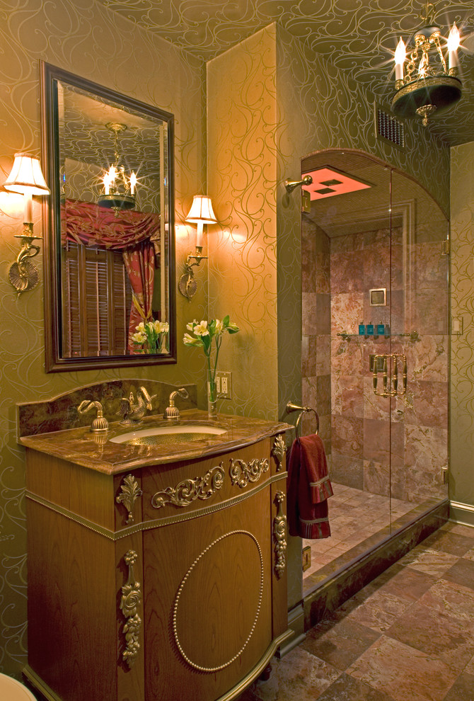Modelo de cuarto de baño clásico con lavabo bajoencimera, ducha empotrada, baldosas y/o azulejos marrones, puertas de armario de madera oscura, paredes verdes y encimera de granito