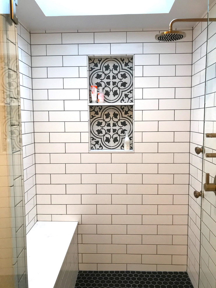 Exempel på ett stort klassiskt vit vitt en-suite badrum, med släta luckor, svarta skåp, en dusch i en alkov, en toalettstol med separat cisternkåpa, vit kakel, keramikplattor, vita väggar, klinkergolv i porslin, ett undermonterad handfat, bänkskiva i kvarts, svart golv och dusch med gångjärnsdörr