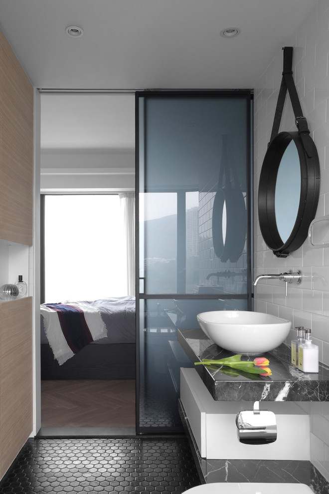 Стильный дизайн: главная ванная комната в современном стиле с настольной раковиной и черной плиткой - последний тренд