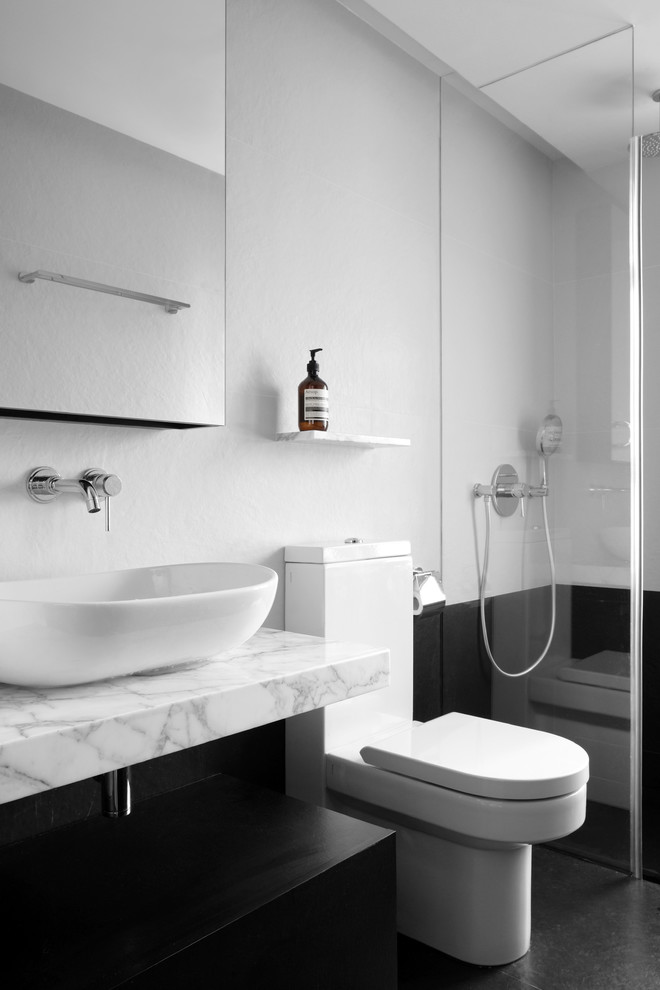 Идея дизайна: ванная комната в современном стиле с настольной раковиной и серыми стенами