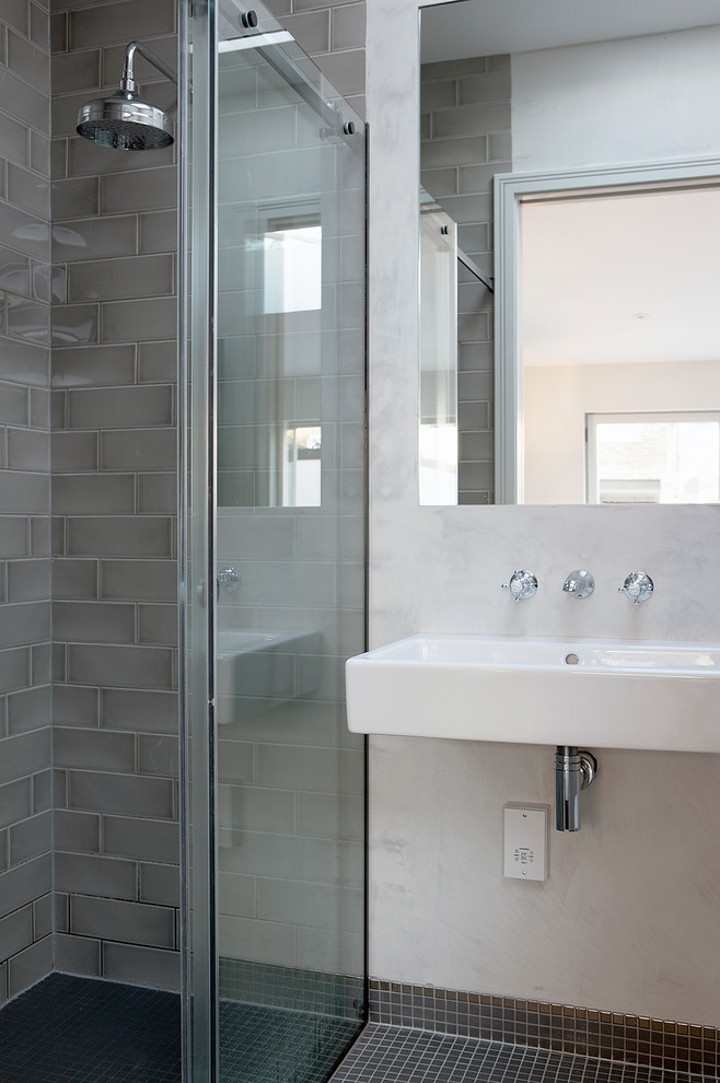 Пример оригинального дизайна: главная ванная комната среднего размера в современном стиле с накладной ванной, открытым душем, инсталляцией, серой плиткой, керамической плиткой, серыми стенами, полом из цементной плитки, подвесной раковиной, серым полом и душем с раздвижными дверями