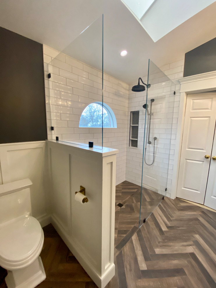 Idéer för att renovera ett svart svart en-suite badrum, med vita skåp, en kantlös dusch, en toalettstol med hel cisternkåpa, vit kakel, porslinskakel, grå väggar, klinkergolv i porslin, ett undermonterad handfat, granitbänkskiva, brunt golv och med dusch som är öppen
