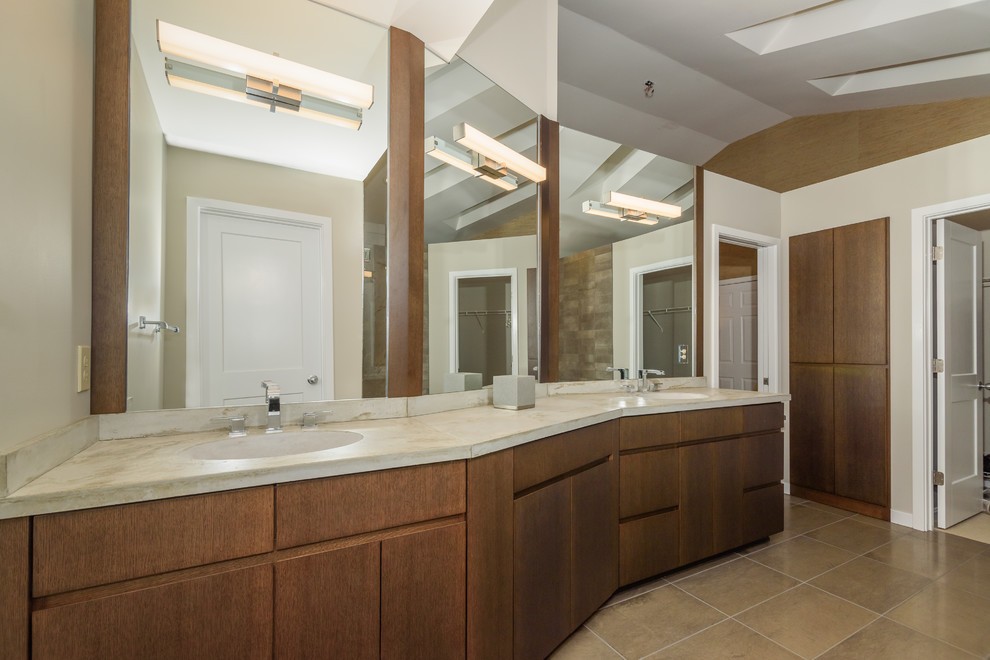 На фото: главная ванная комната среднего размера в современном стиле с плоскими фасадами, фасадами цвета дерева среднего тона, накладной ванной, угловым душем, раздельным унитазом, серой плиткой, мраморной плиткой, серыми стенами, мраморным полом, монолитной раковиной, столешницей из бетона, коричневым полом и душем с распашными дверями