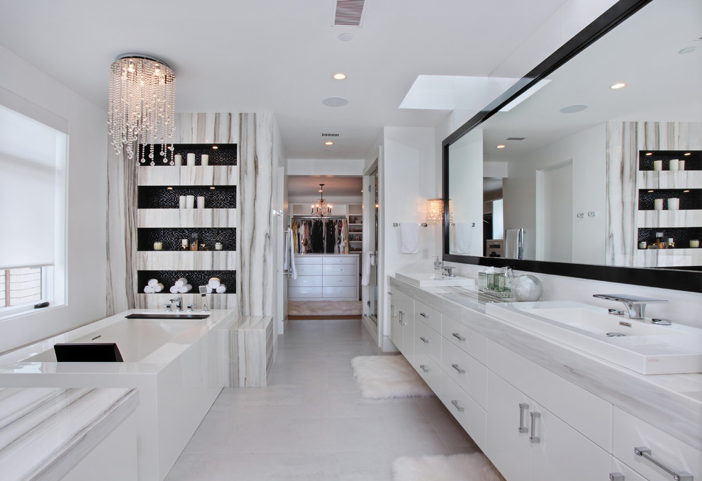 Idee per una stanza da bagno design con ante lisce, ante bianche, pareti bianche e lavabo da incasso