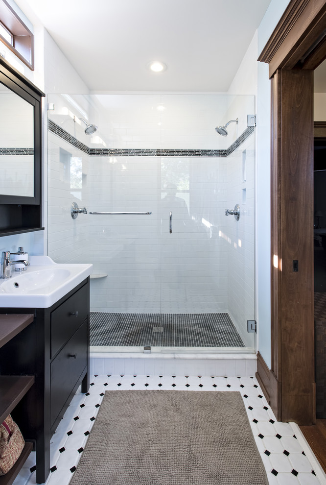 Kleines Klassisches Badezimmer En Suite mit verzierten Schränken, schwarzen Schränken, Doppeldusche und Keramikboden in Louisville