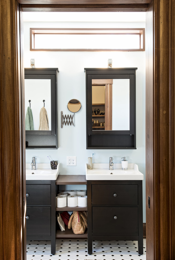Ejemplo de cuarto de baño principal clásico renovado pequeño con armarios tipo mueble, puertas de armario negras, baldosas y/o azulejos de cerámica y suelo de baldosas de cerámica
