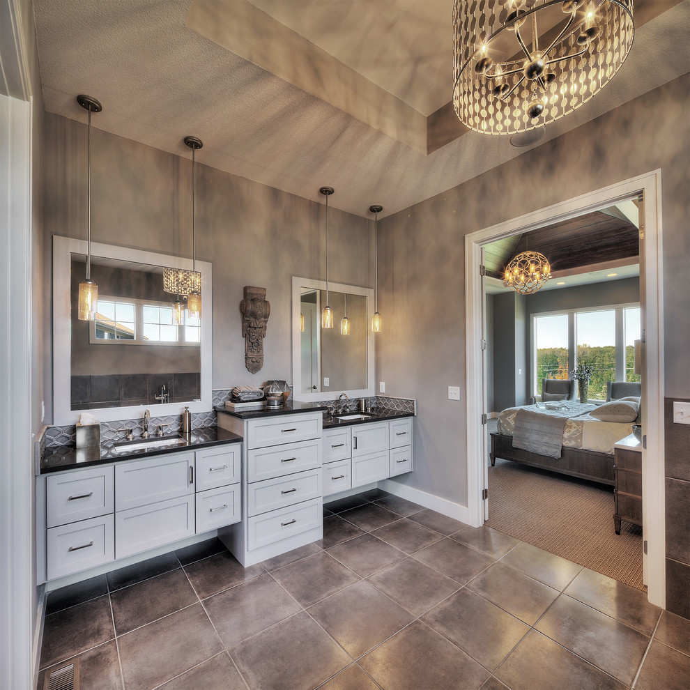 Esempio di una stanza da bagno padronale classica con ante in stile shaker, ante bianche, piastrelle grigie, pareti grigie, lavabo sottopiano, pavimento beige e top nero