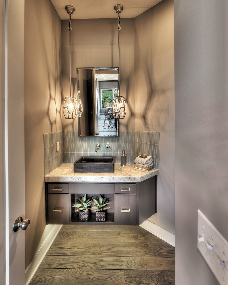 Foto di una stanza da bagno chic con ante bianche, vasca freestanding, pareti grigie, pavimento in gres porcellanato e top in granito