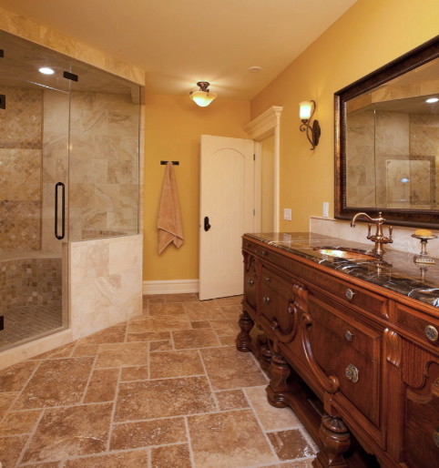 Foto de cuarto de baño rústico con armarios tipo mueble, puertas de armario de madera oscura, encimera de mármol, baldosas y/o azulejos beige y baldosas y/o azulejos de piedra