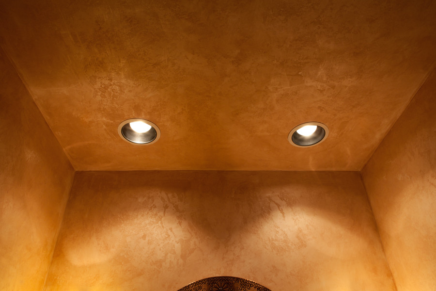 Exempel på ett mellanstort rustikt badrum med dusch, med luckor med infälld panel, skåp i mellenmörkt trä, beige väggar, ett integrerad handfat och bänkskiva i akrylsten