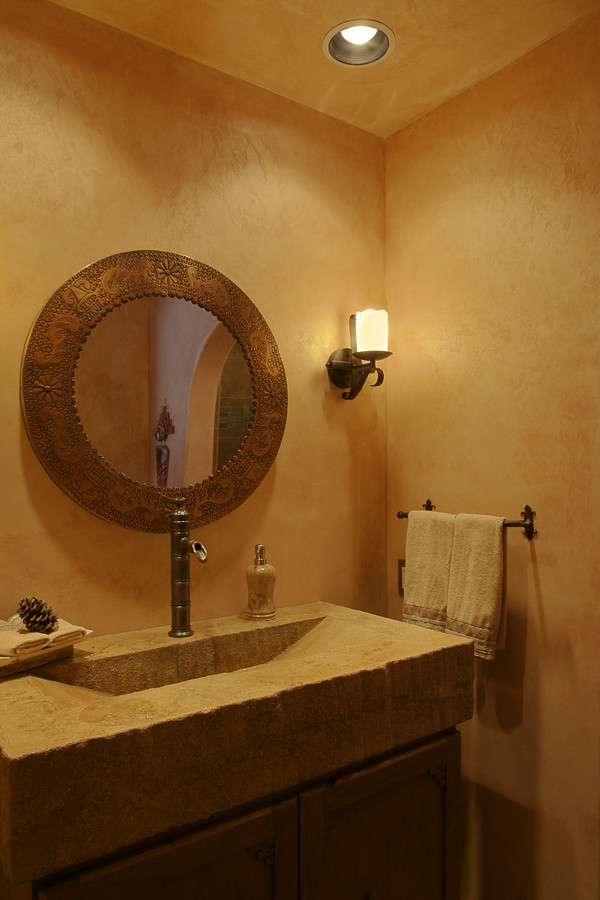 Mittelgroße Rustikale Gästetoilette mit Schrankfronten mit vertiefter Füllung, hellbraunen Holzschränken, beiger Wandfarbe, integriertem Waschbecken und Mineralwerkstoff-Waschtisch in Denver