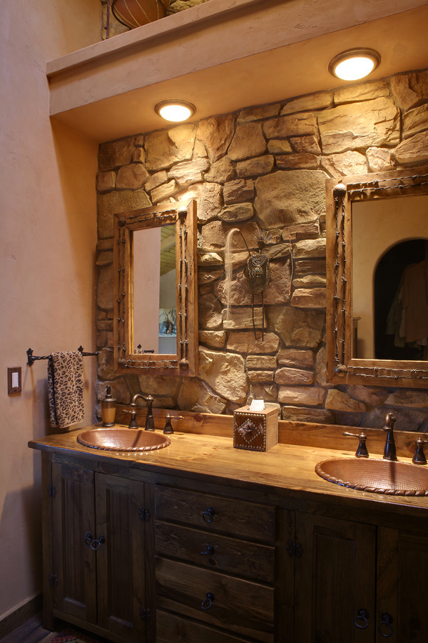 Cette image montre une salle de bain principale chalet en bois foncé de taille moyenne avec un placard à porte plane et un plan de toilette en bois.