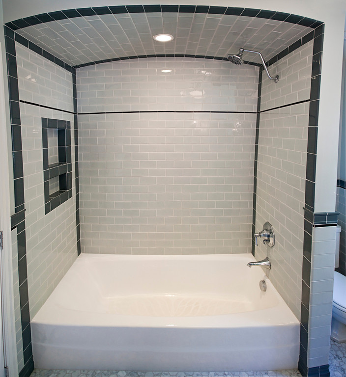 Foto på ett mellanstort 50 tals badrum med dusch, med släta luckor, vita skåp, ett badkar i en alkov, en dusch/badkar-kombination, blå kakel, grå kakel, tunnelbanekakel, blå väggar, mosaikgolv, ett piedestal handfat, marmorbänkskiva, flerfärgat golv och med dusch som är öppen