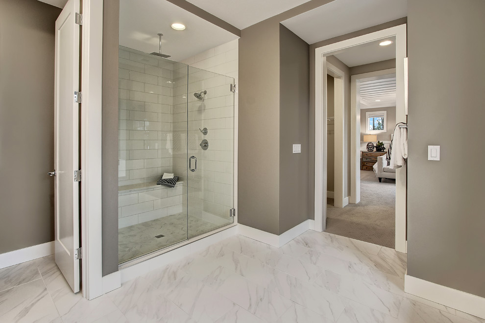 Klassisches Badezimmer En Suite mit weißen Fliesen in Seattle