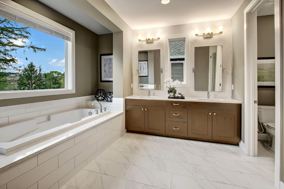 Идея дизайна: главная ванная комната в стиле неоклассика (современная классика) с белой плиткой