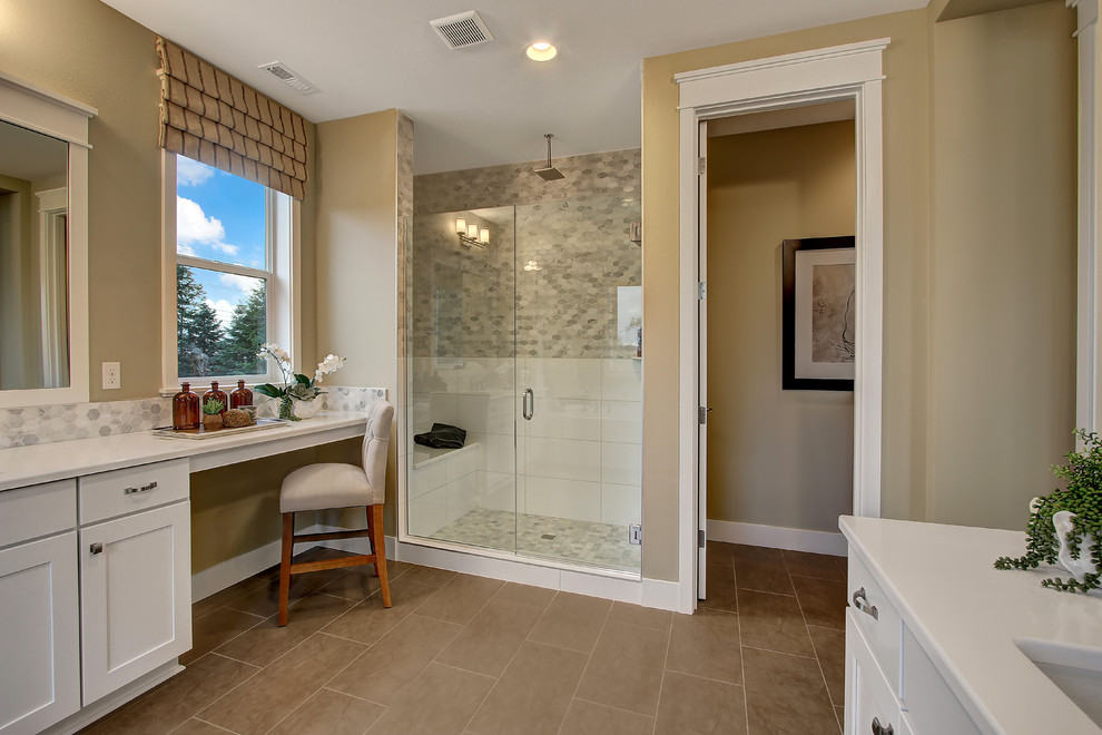 На фото: главная ванная комната в стиле неоклассика (современная классика) с белыми фасадами, накладной ванной, белой плиткой, бежевыми стенами, полом из керамической плитки и врезной раковиной