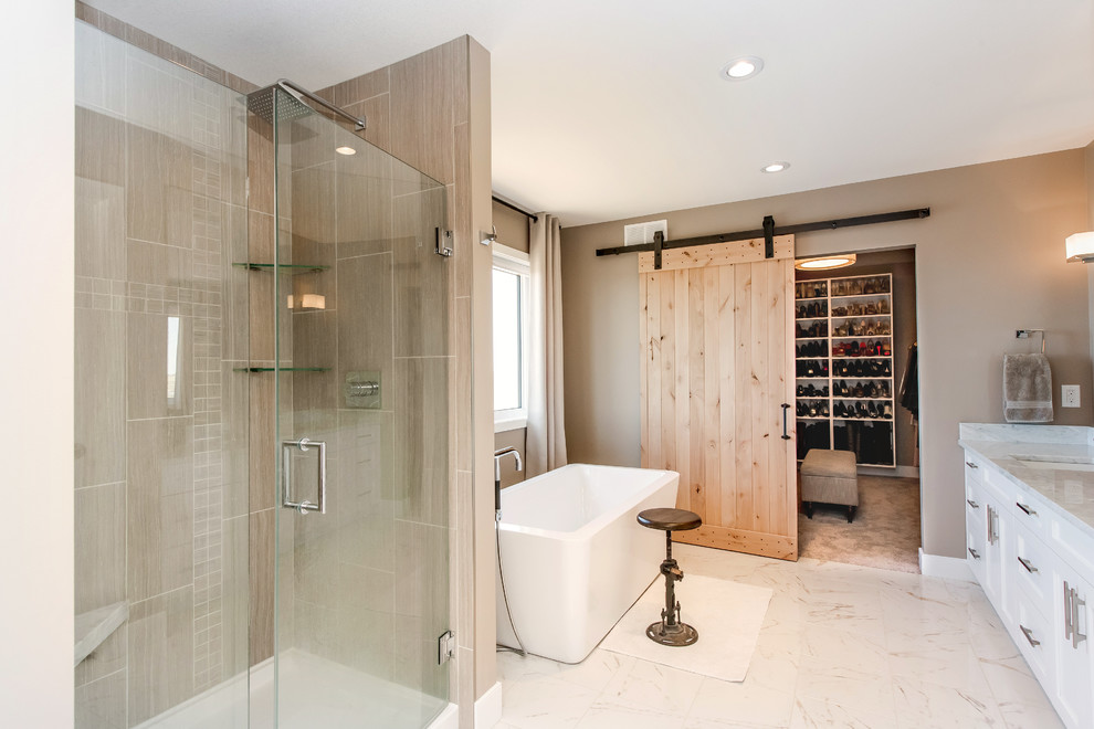 Foto di una stanza da bagno padronale minimal con ante in stile shaker, ante bianche, top in granito e vasca freestanding