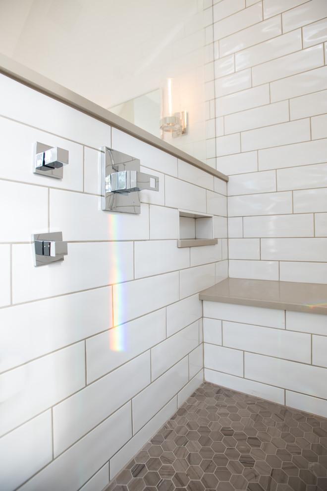 Exemple d'une salle de bain principale tendance en bois foncé de taille moyenne avec un placard à porte shaker, une baignoire posée, un combiné douche/baignoire, un carrelage blanc, mosaïque, un mur blanc, un sol en bois brun, un lavabo encastré, un plan de toilette en granite et une cabine de douche à porte battante.