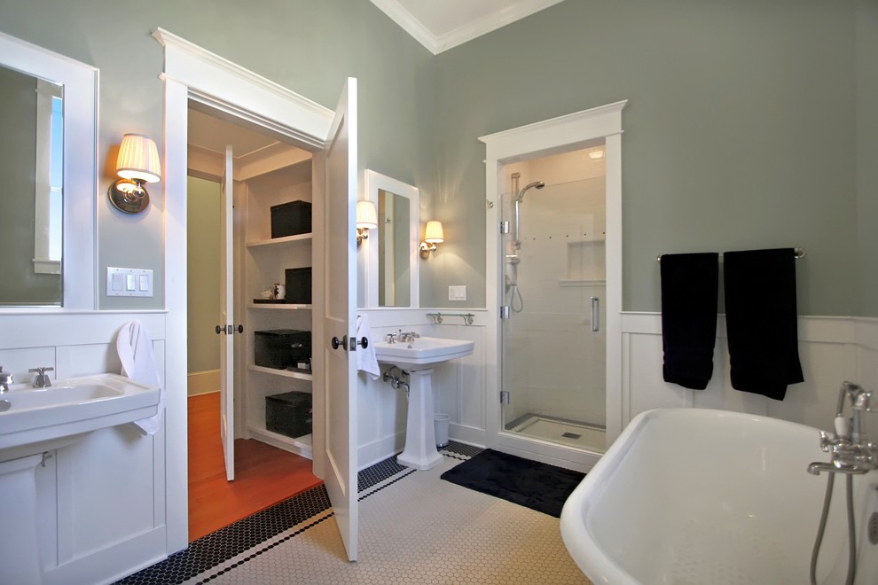 На фото: большая главная ванная комната в классическом стиле с столешницей из плитки, ванной на ножках, керамической плиткой и полом из мозаичной плитки