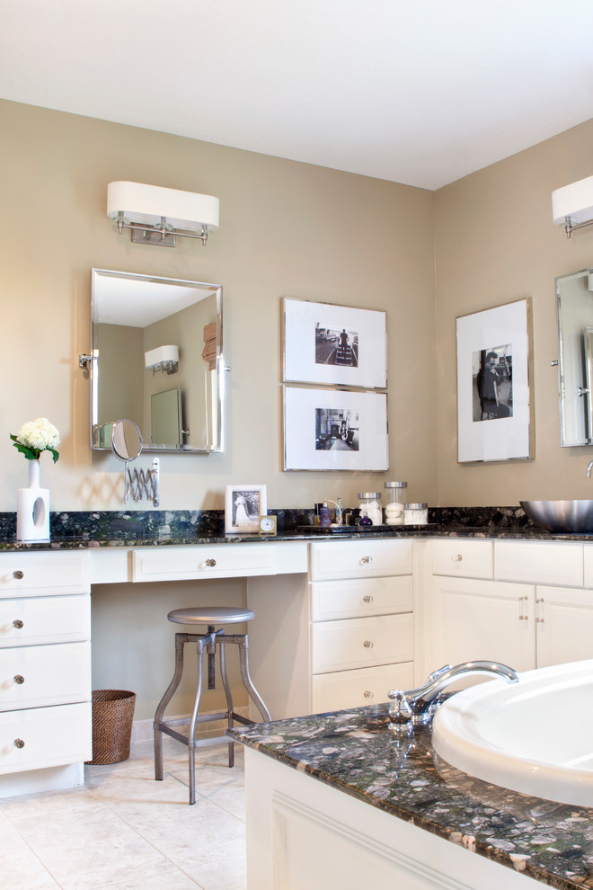 Bild på ett stort vintage en-suite badrum, med luckor med upphöjd panel, vita skåp, ett platsbyggt badkar, beige kakel, keramikplattor, beige väggar, klinkergolv i keramik, ett fristående handfat och granitbänkskiva